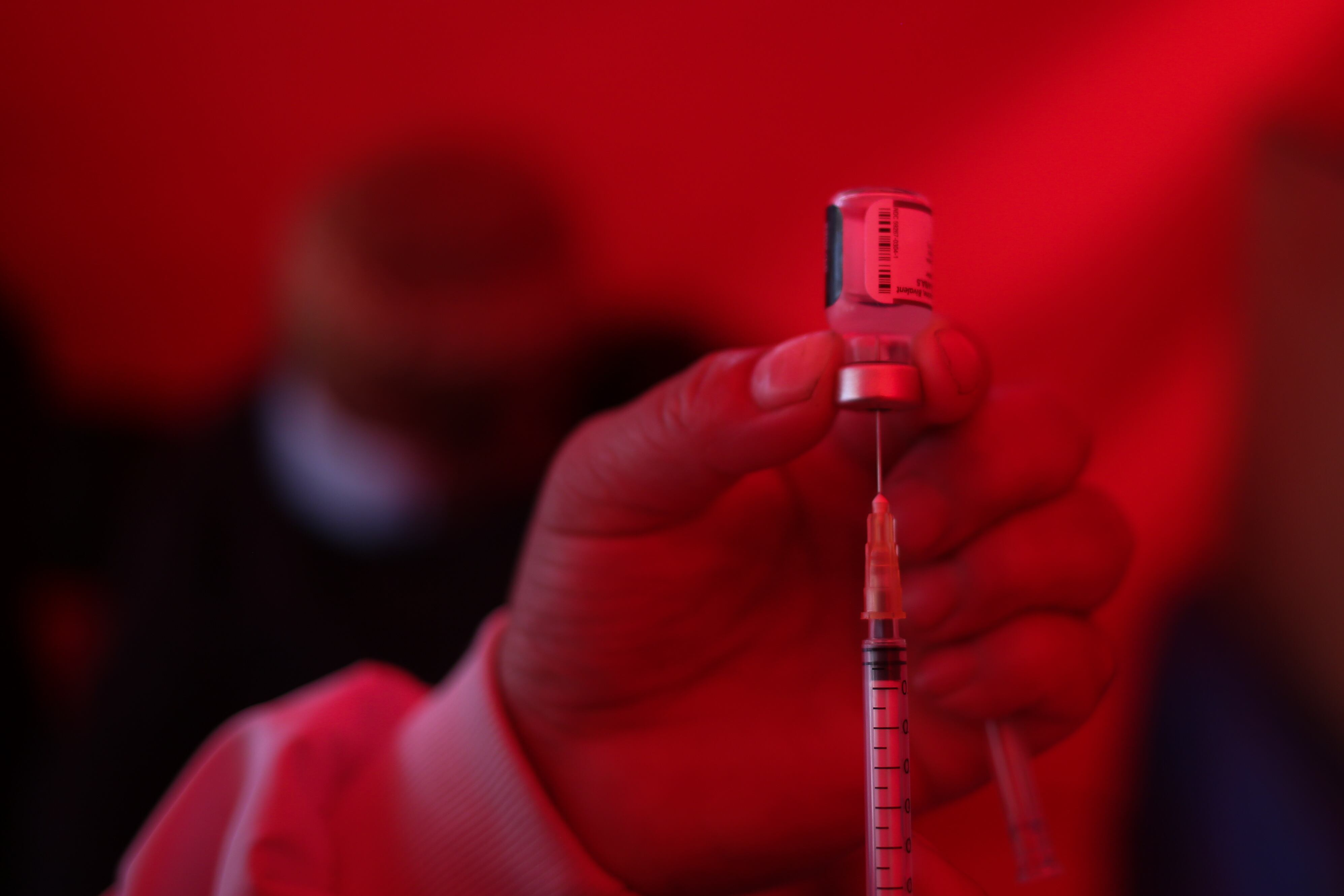 AME7406. LA PAZ (BOLIVIA), 04/01/2024.- Vacuna contra la covid-1. EEFE/ Luis Gandarillas