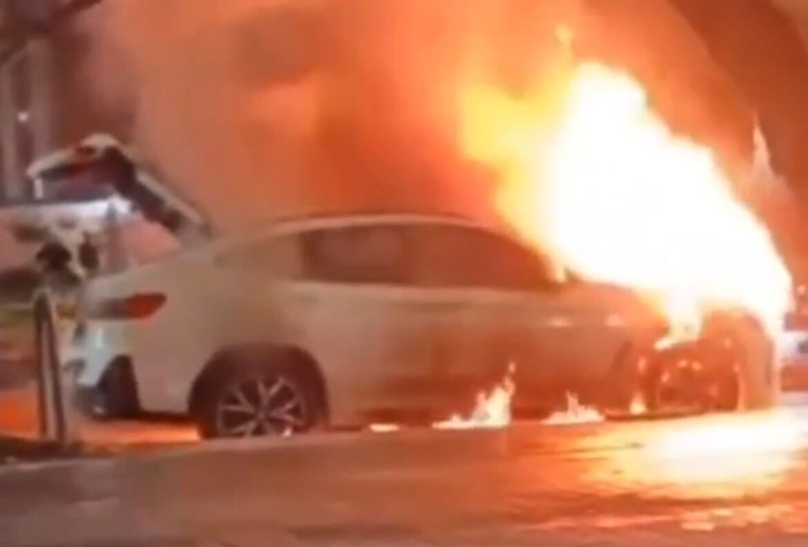 VIDEO: Vehículo particular se incendió en la calle 134 y quedó totalmente destruido