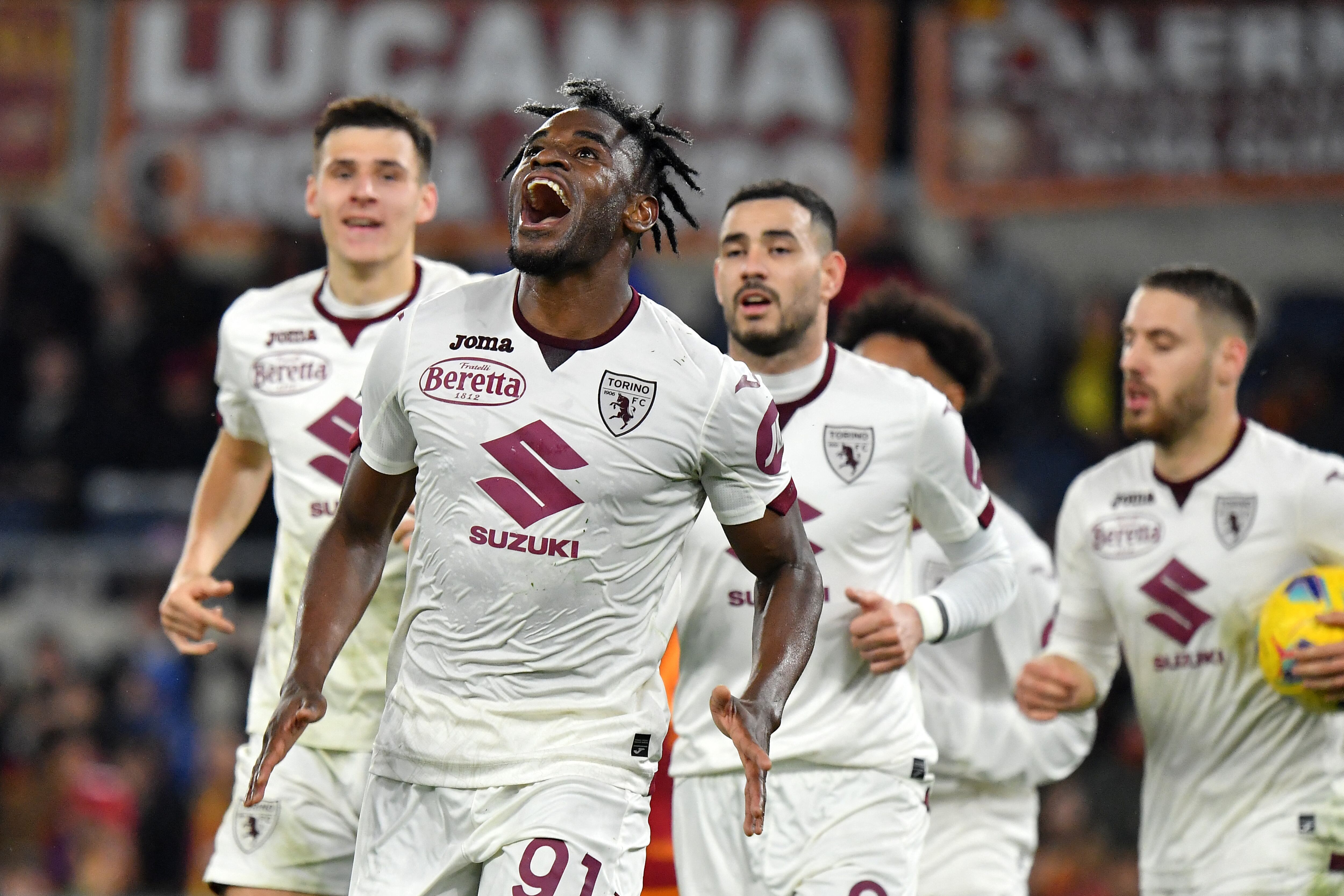 Duván Zapata festeja su anotación con el Torino ante la Roma. (Photo by TIZIANA FABI/AFP via Getty Images)
