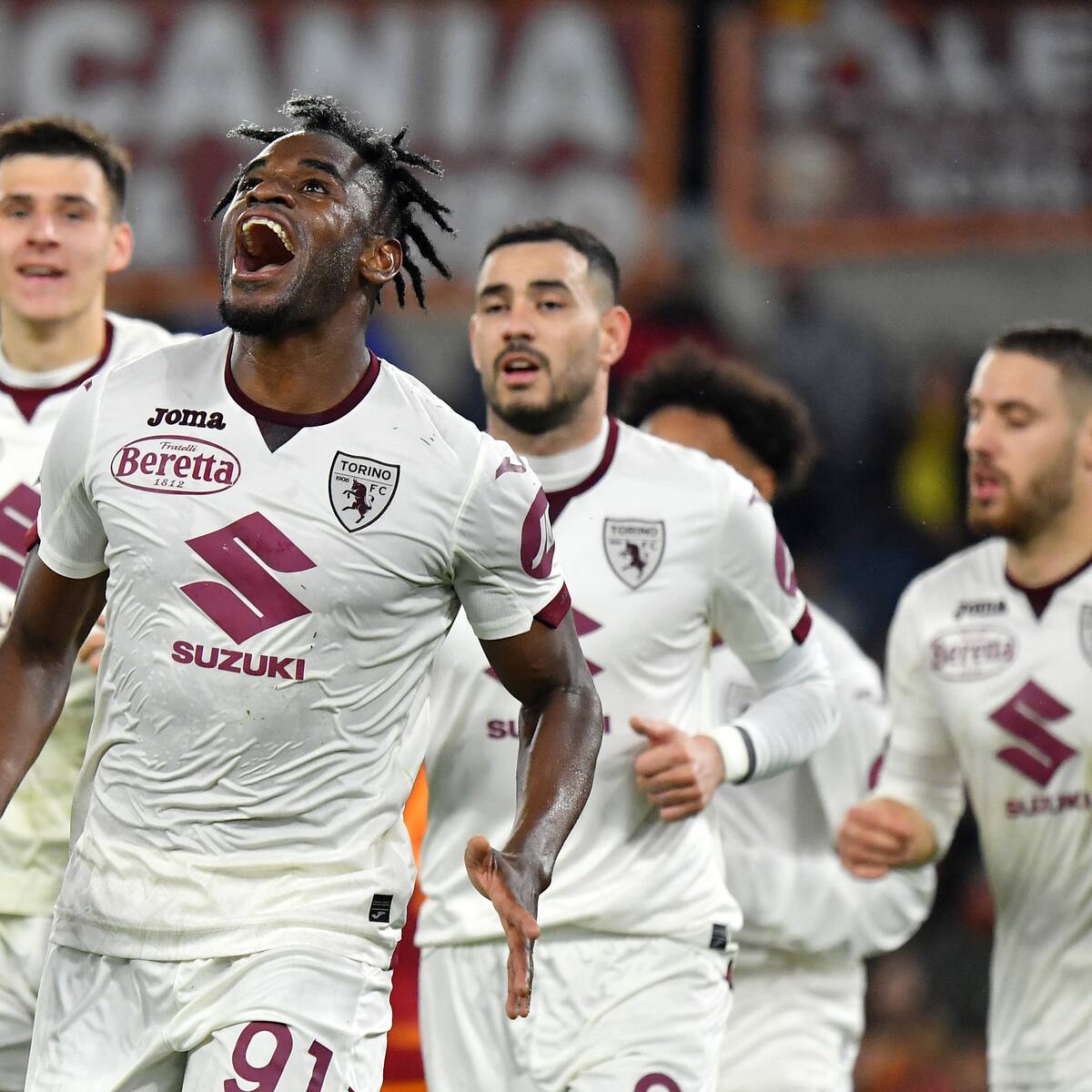 Video: Duván Zapata anotó un golazo de cabeza ante la Roma