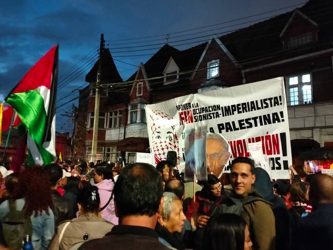 Embajada de Palestina den Bogotá: Plantón de 300 personas rechazando ataques de Israel