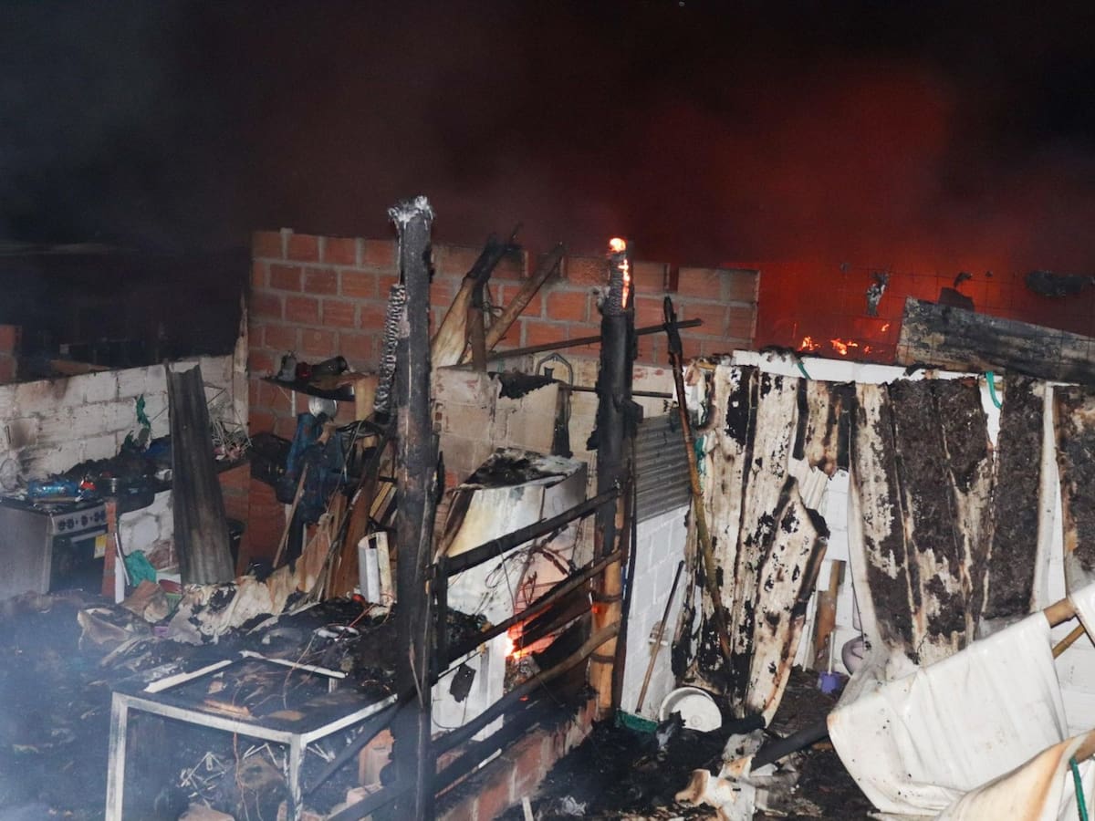 Voraz incendio arrasó viviendas y dejó graves daños materiales en el barrio Álamos de Ibagué