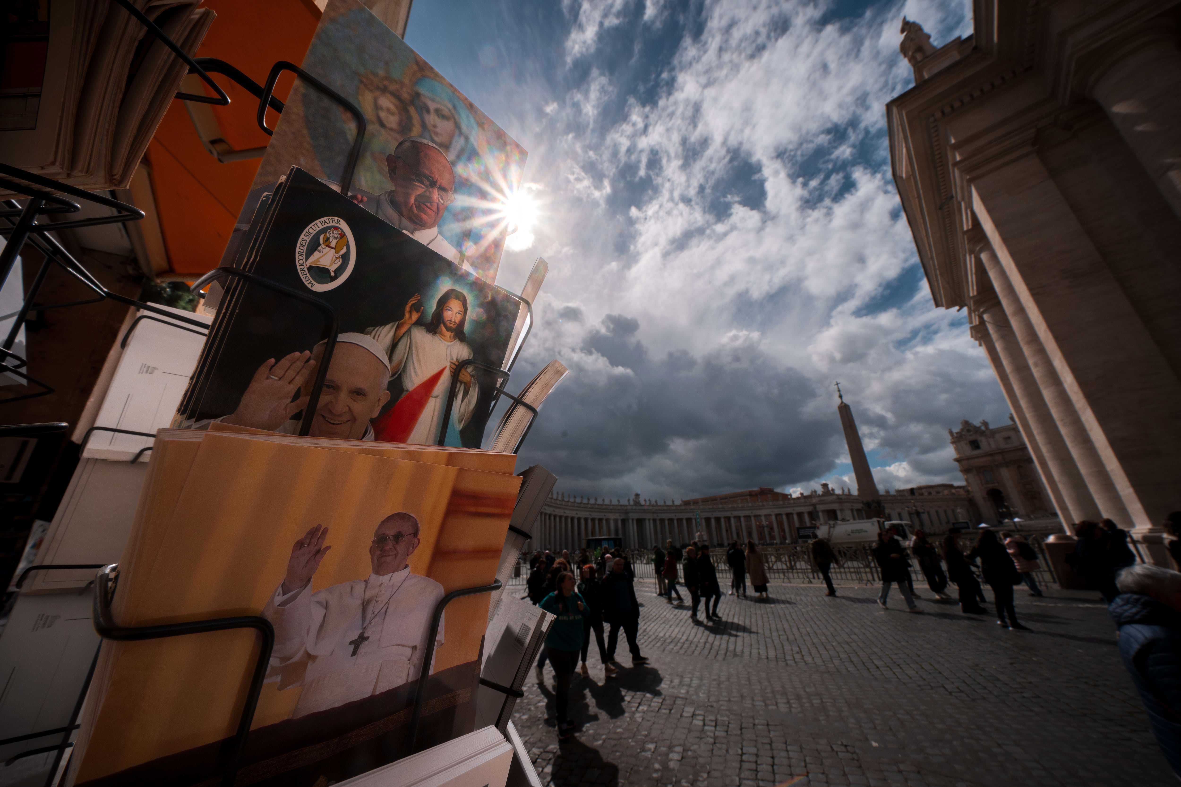 Postales del Papa Francisco en la plaza de San Pedro. FOTO: Christopher Furlong/Getty Images
