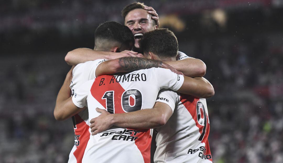 Agustín Palavecino festeja el tercer gol de River junto a Braian Romero y Julián Álvarez.