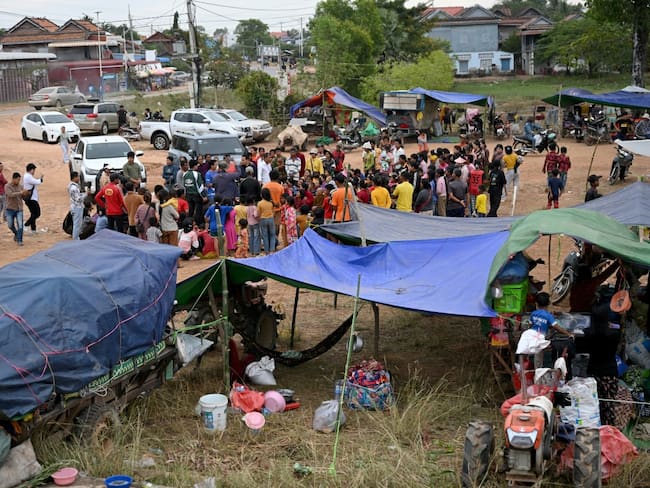 Personas que se vieron obligadas a abandonar sus hogares en provincias fronterizas entre Tailandia y Camboya. Foto: TANG CHHIN Sothy / AFP