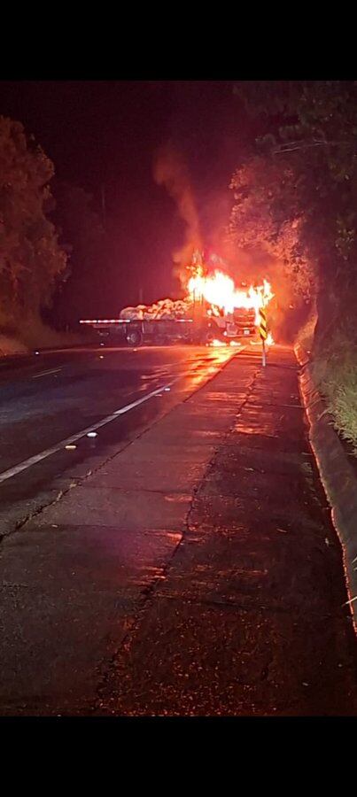 Queman camión en la vía Medellín - Costa Caribe. Foto: Policía Carreteras.