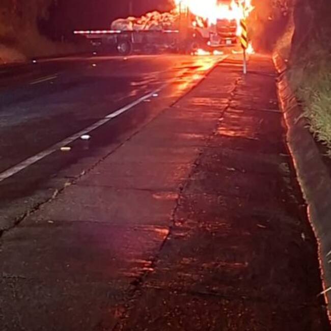 Queman camión en la vía Medellín - Costa Caribe. Foto: Policía Carreteras.