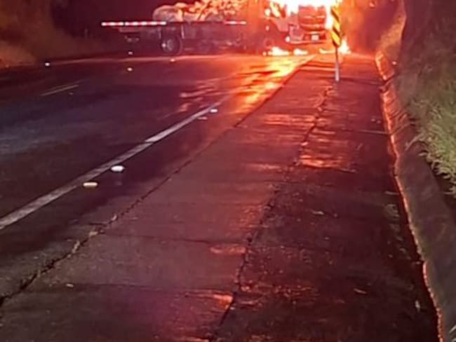 Queman camión en la vía Medellín - Costa Caribe. Foto: Policía Carreteras.