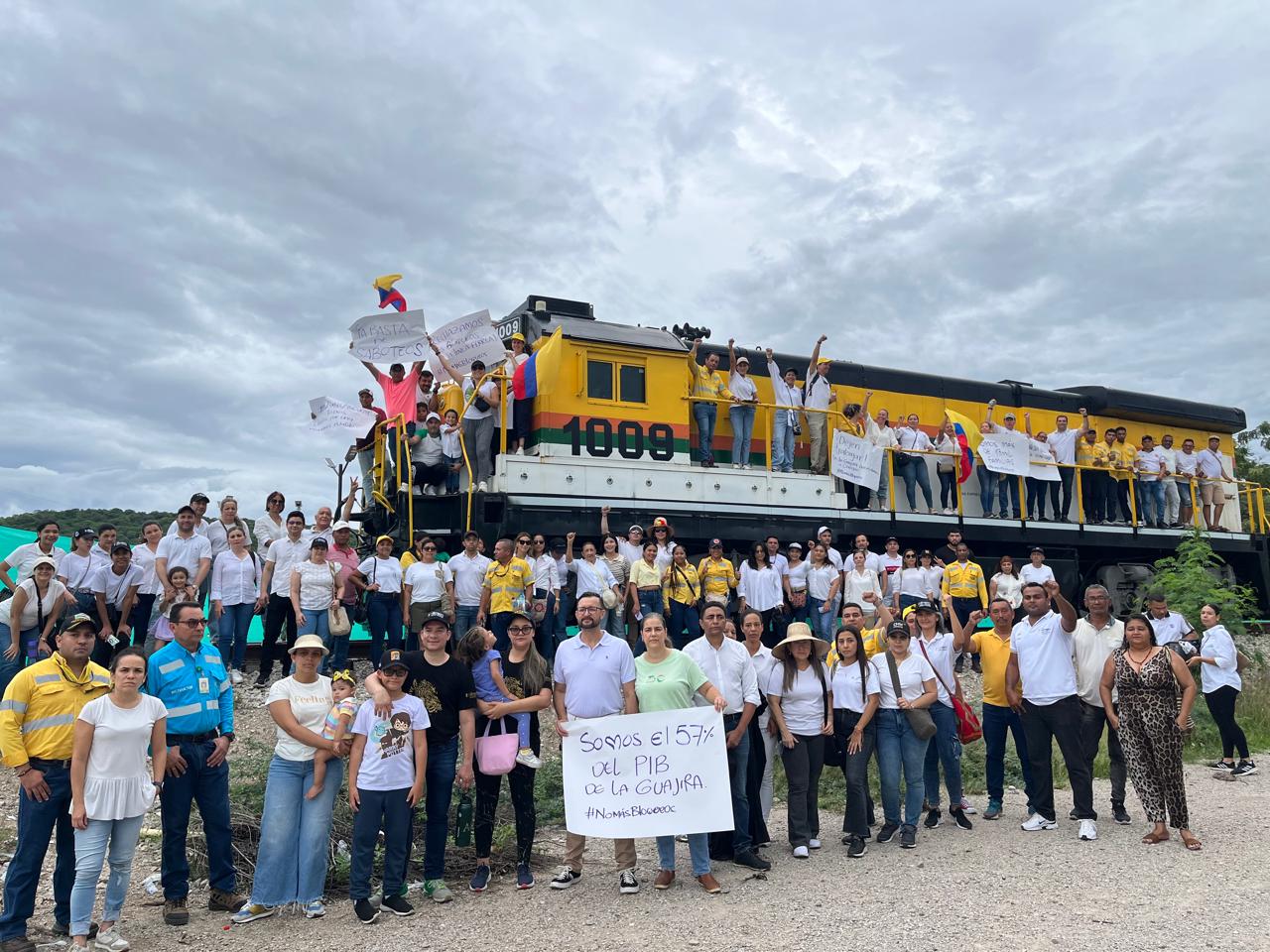Trabajadores y sus familiares protestando.