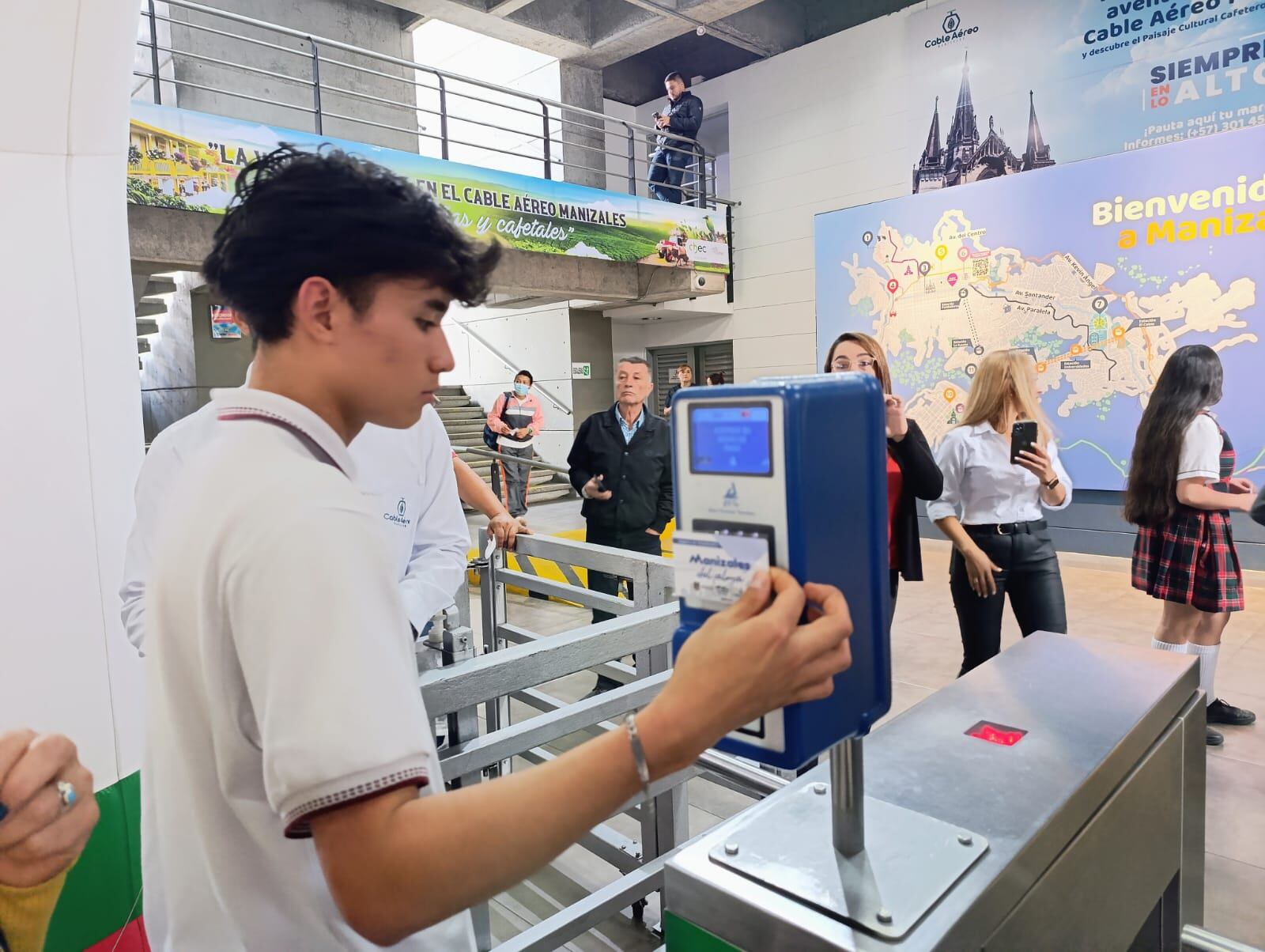 Estudiante del Instituto Universitario utilizando su tarjeta de tarifa diferencial en la estación Los Cámbulos del Cable Aéreo.