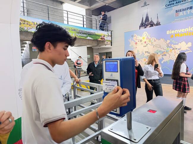 Estudiante del Instituto Universitario utilizando su tarjeta de tarifa diferencial en la estación Los Cámbulos del Cable Aéreo.