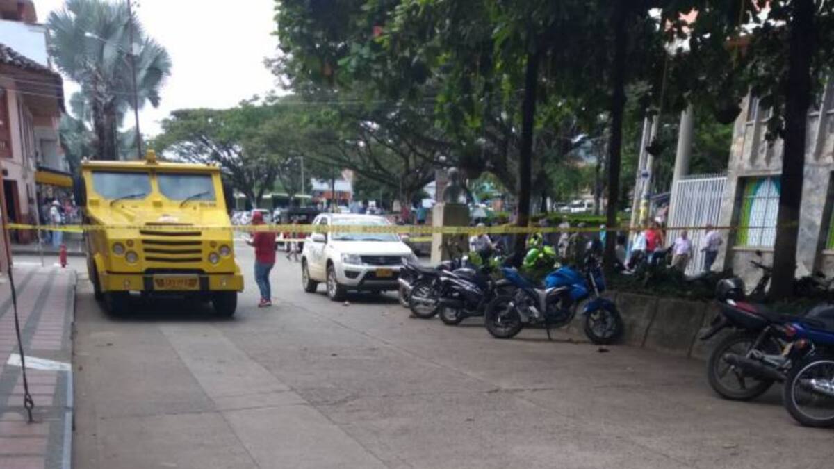 Robaron carro de valores en pleno parque principal de Viterbo (Caldas)