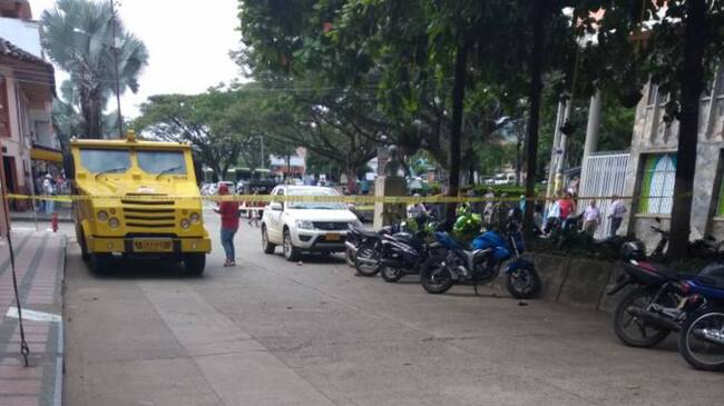 Este es carro de valores que los delincuentes robaron en pleno parque de Viterbo (Caldas).