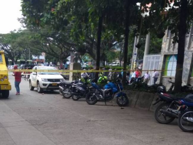 Este es carro de valores que los delincuentes robaron en pleno parque de Viterbo (Caldas).