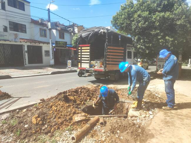VIDEO: Cerca de 1.000 usuarios en Floridablanca se quedaron sin agua por rotura de tubo matriz