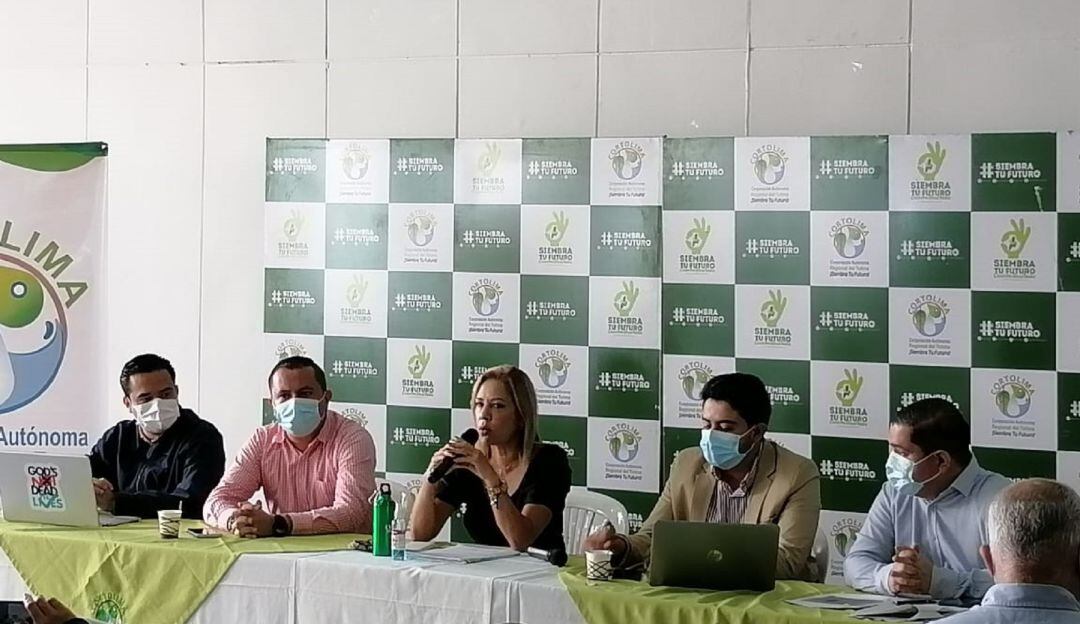 La directora de Cortolima, Olga Lucía Alfonso, junto a su equipo de trabajo.