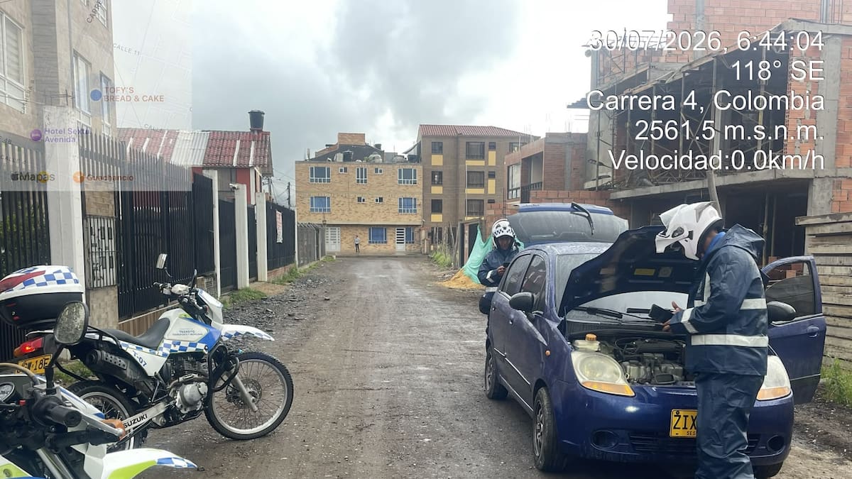 Inmovilizan vehículo Spark que querían subir a un puente peatonal en Bogotá