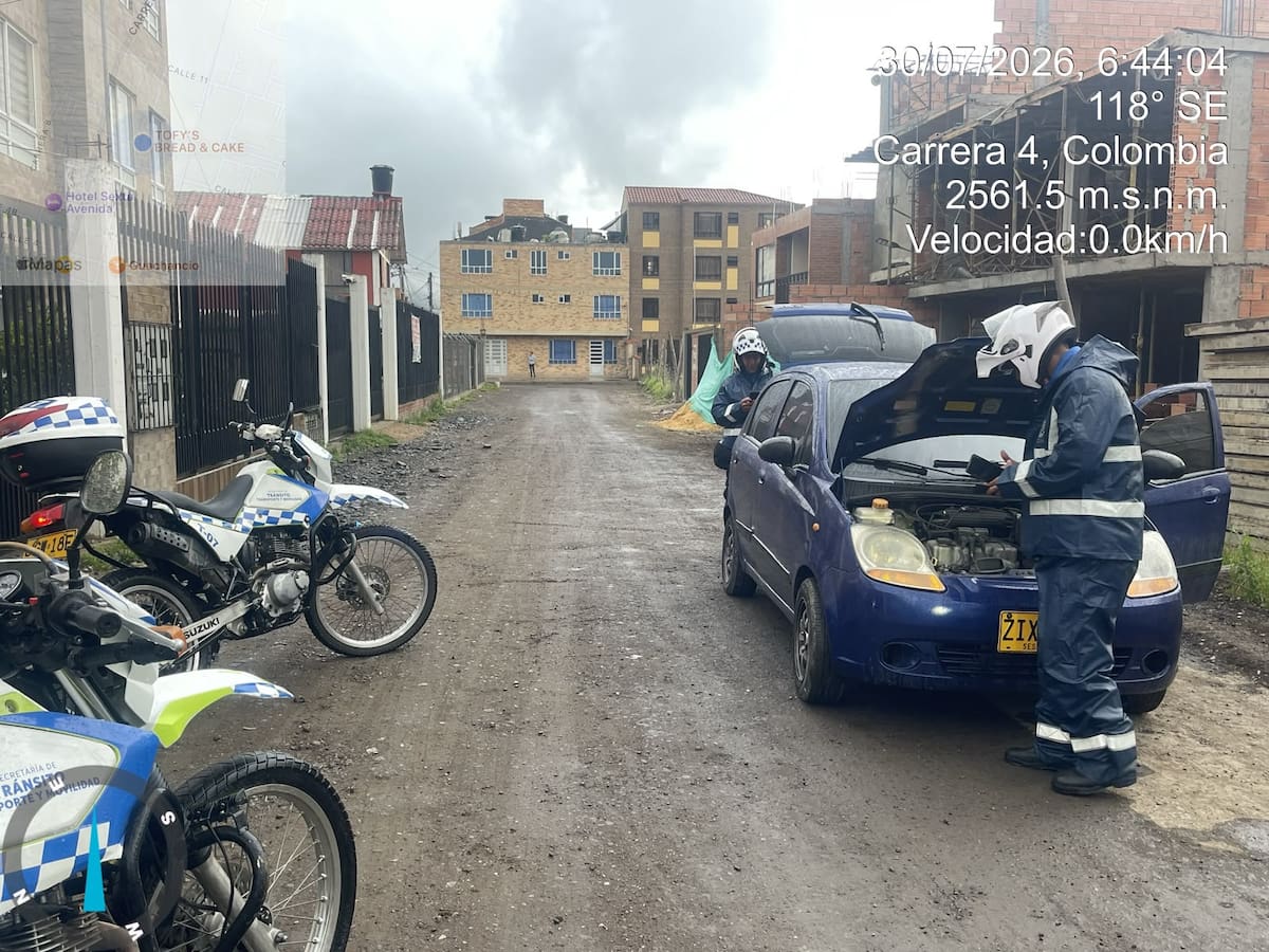 Inmovilizan vehículo Spark que querían subir a un puente peatonal en Bogotá