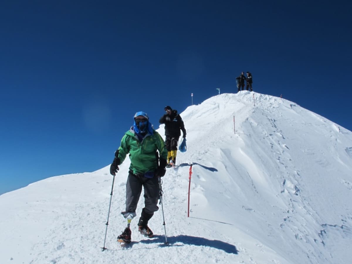 Expedicionarios colombianos listos para subir la última cumbre