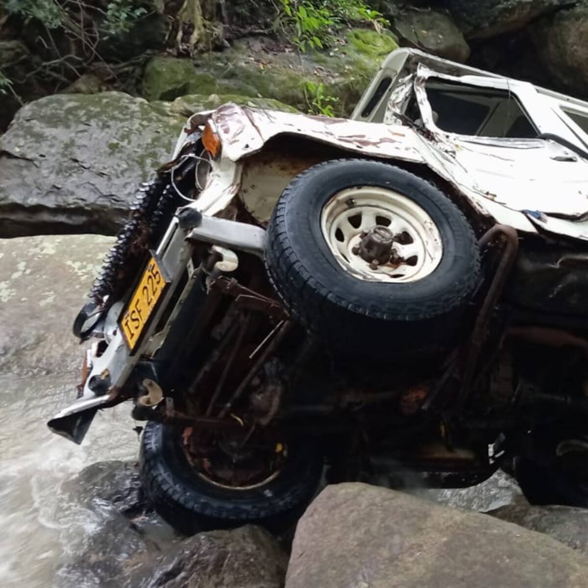 Una creciente súbita arrastró un vehículo en Santander: 4 adultos y un niño murieron en la tragedia