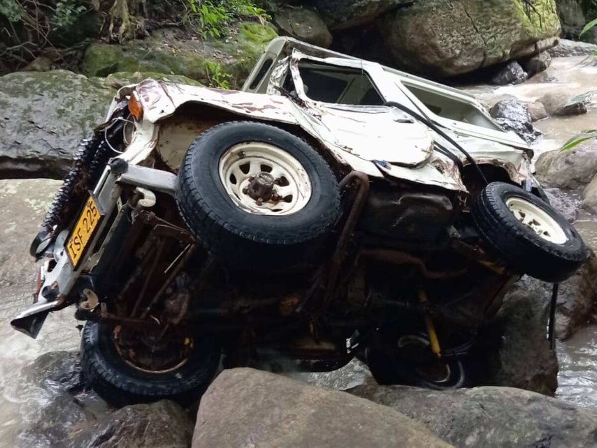 Una creciente súbita arrastró un vehículo en Santander: 4 adultos y un niño murieron en la tragedia