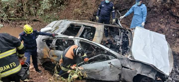 El vehículo Mazda terminó envuelto en llamas