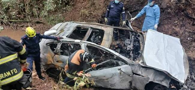El vehículo Mazda terminó envuelto en llamas