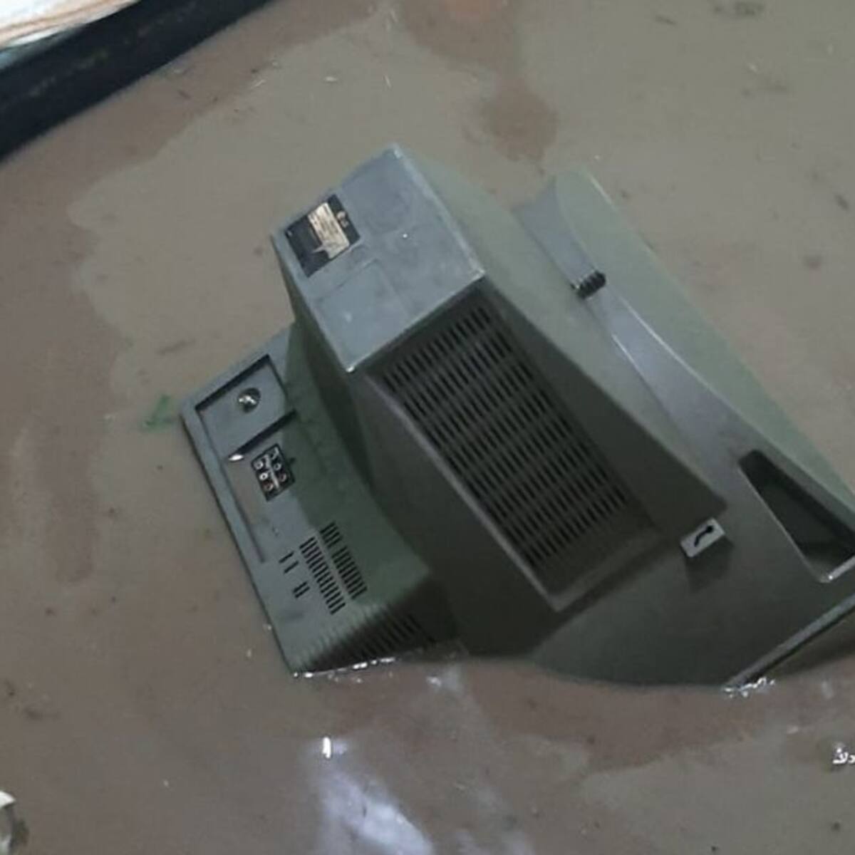 En Florida, cuatro barrios afectados por el desbordamiento de una acequia