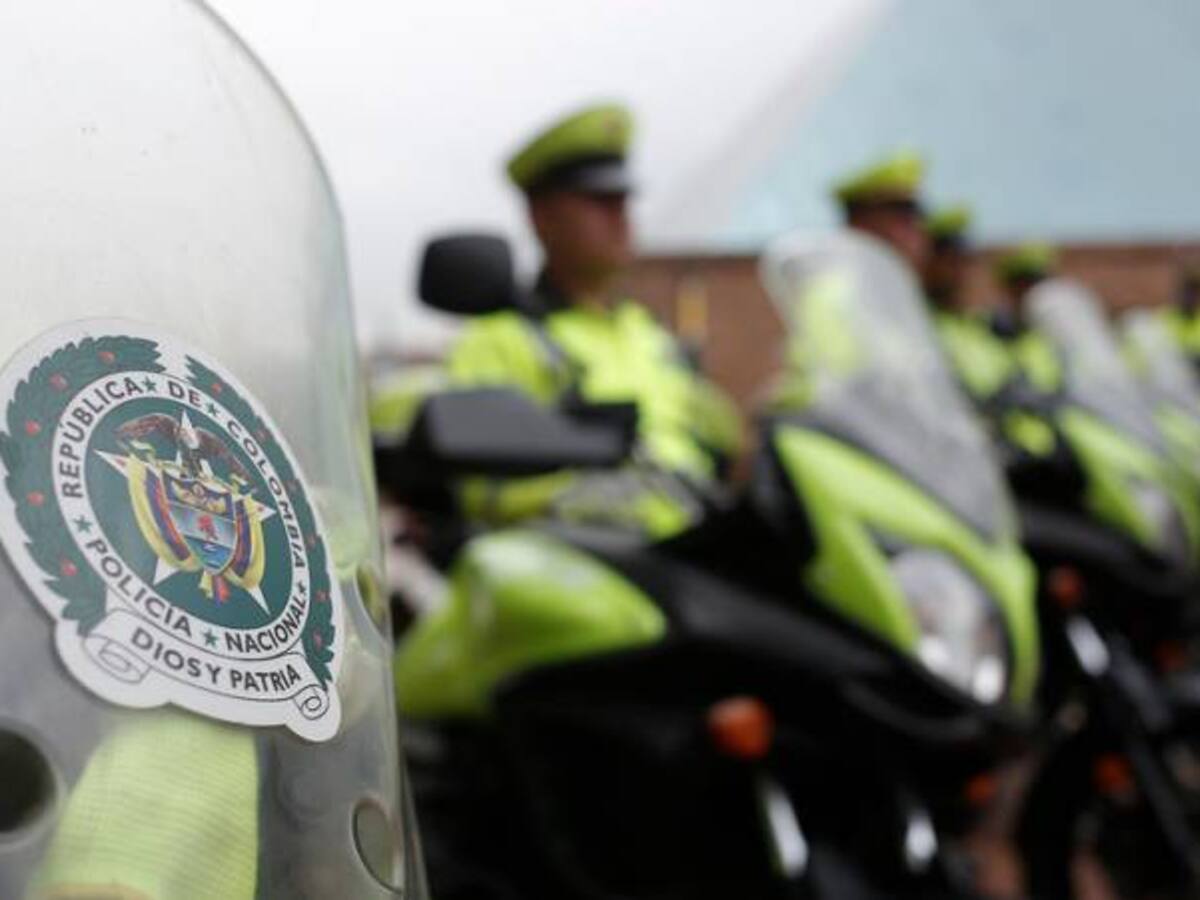 Disfrazados de policías, roban cinco vehículos de un parqueadero