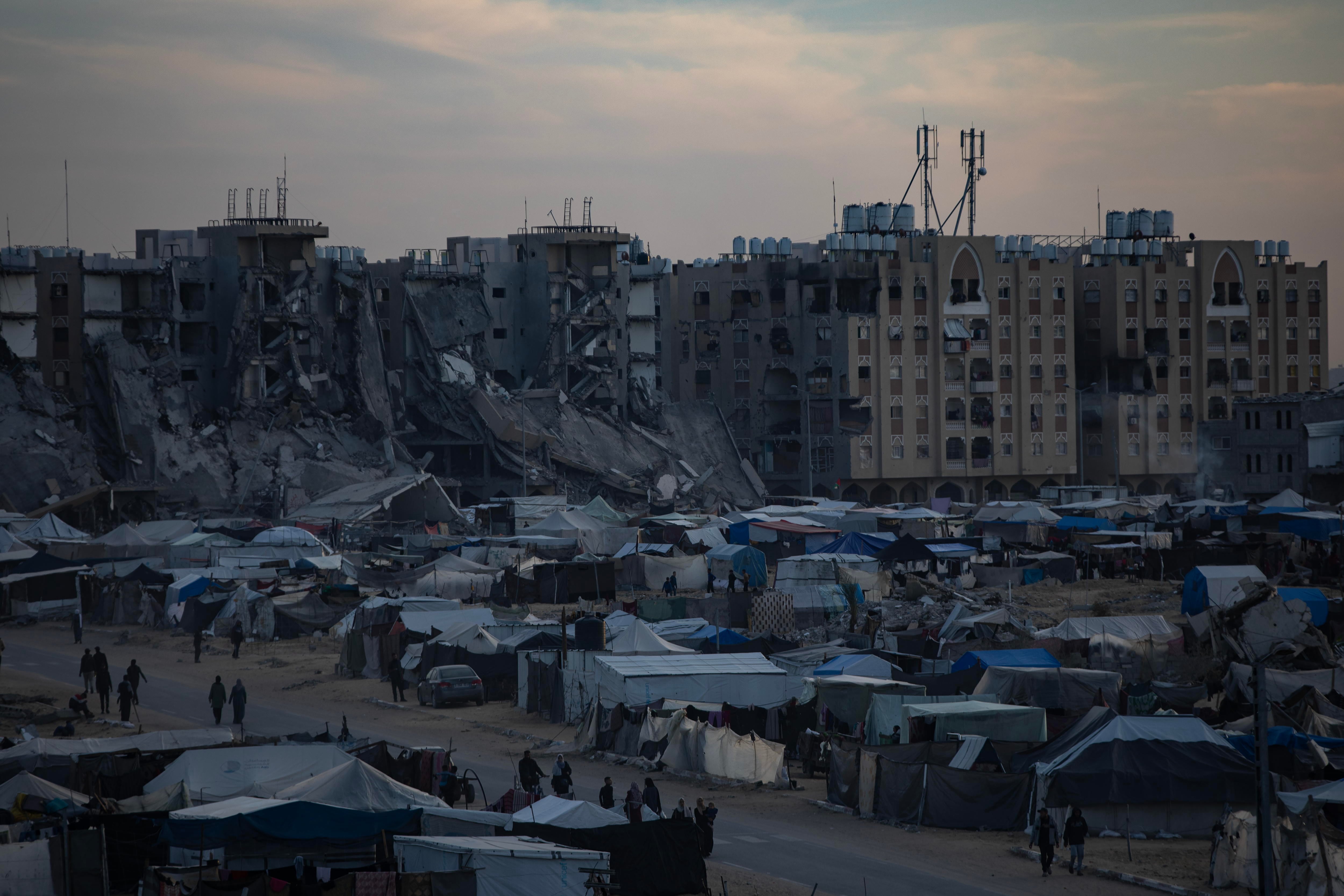 Desde octubre de este año, el ejército israelí solo ha permitido la entrada de 12 camiones de ayuda humanitaria a Gaza. (Foto: EFE)