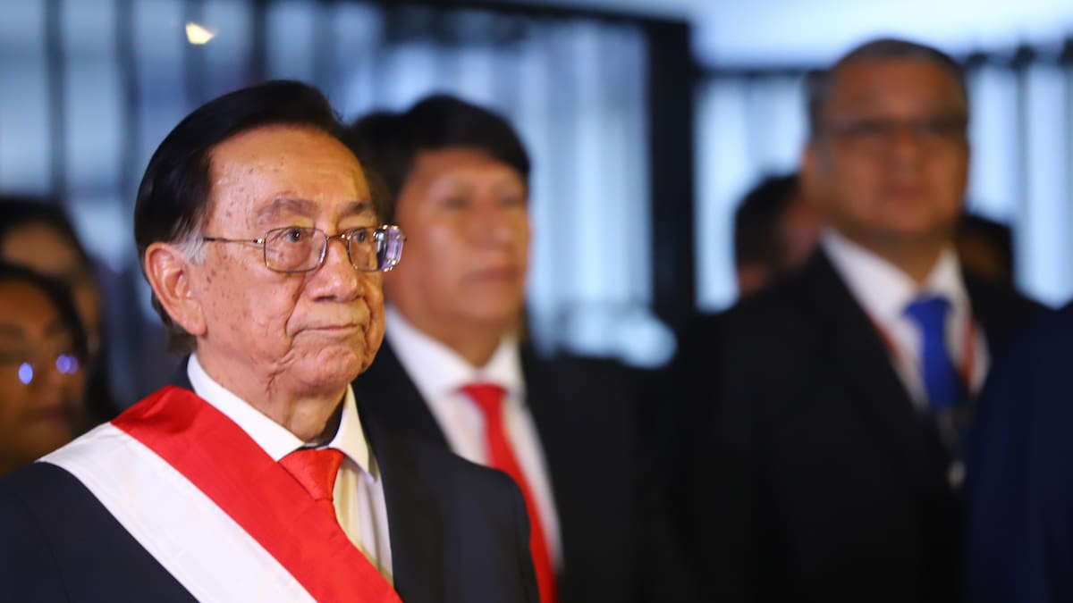 Perú: presidente dice que cada día es más inteligente porque habla con los filósofos Kant y Hegel