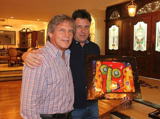 El presidente de Junior, Alfredo González, con un directivo del Chapecoense.