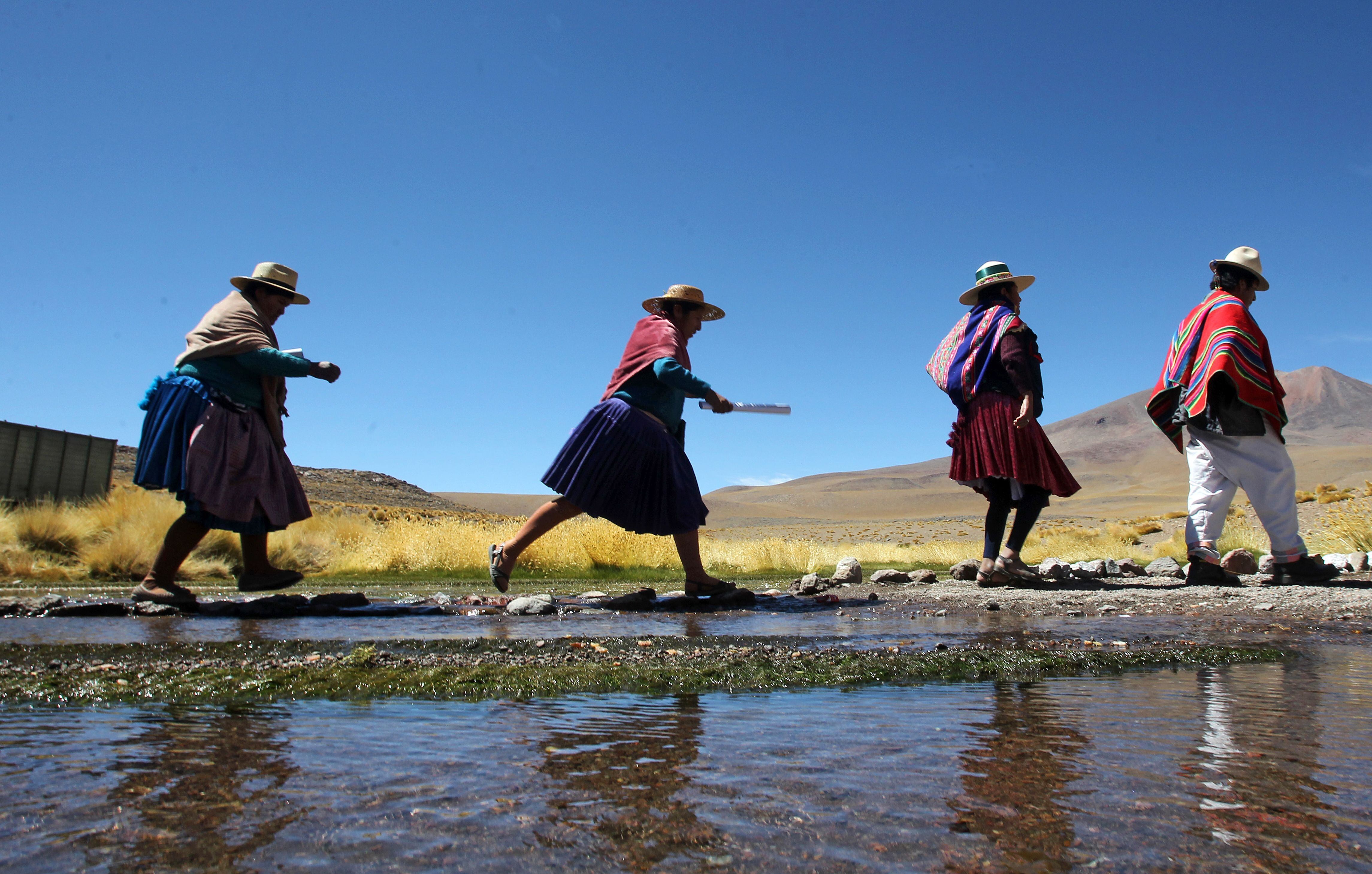 Cruce por una de las desembocaduras del río Silala, en la región de frontera entre Bolivia y Chile.
(Foto: AIZAR RALDES/AFP via Getty Images)