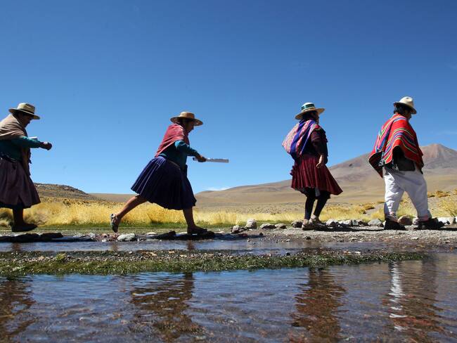 Cruce por una de las desembocaduras del río Silala, en la región de frontera entre Bolivia y Chile. 
(Foto: AIZAR RALDES/AFP via Getty Images)