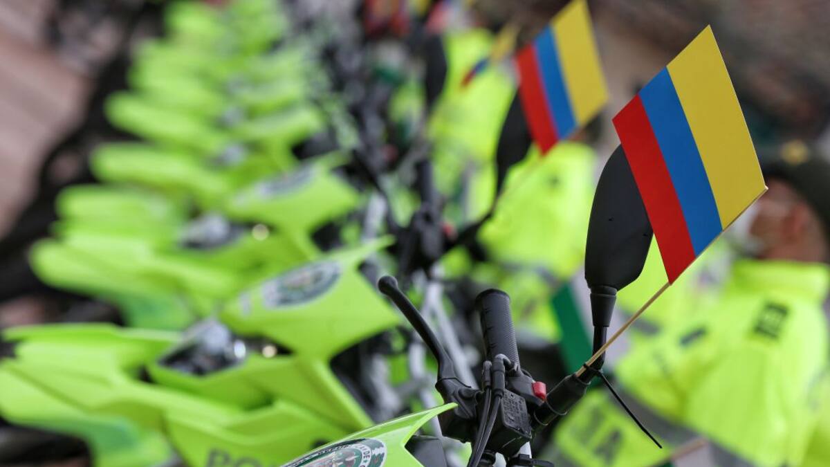 Denuncian que un policía agredió brutalmente a ciudadanos en Bogotá