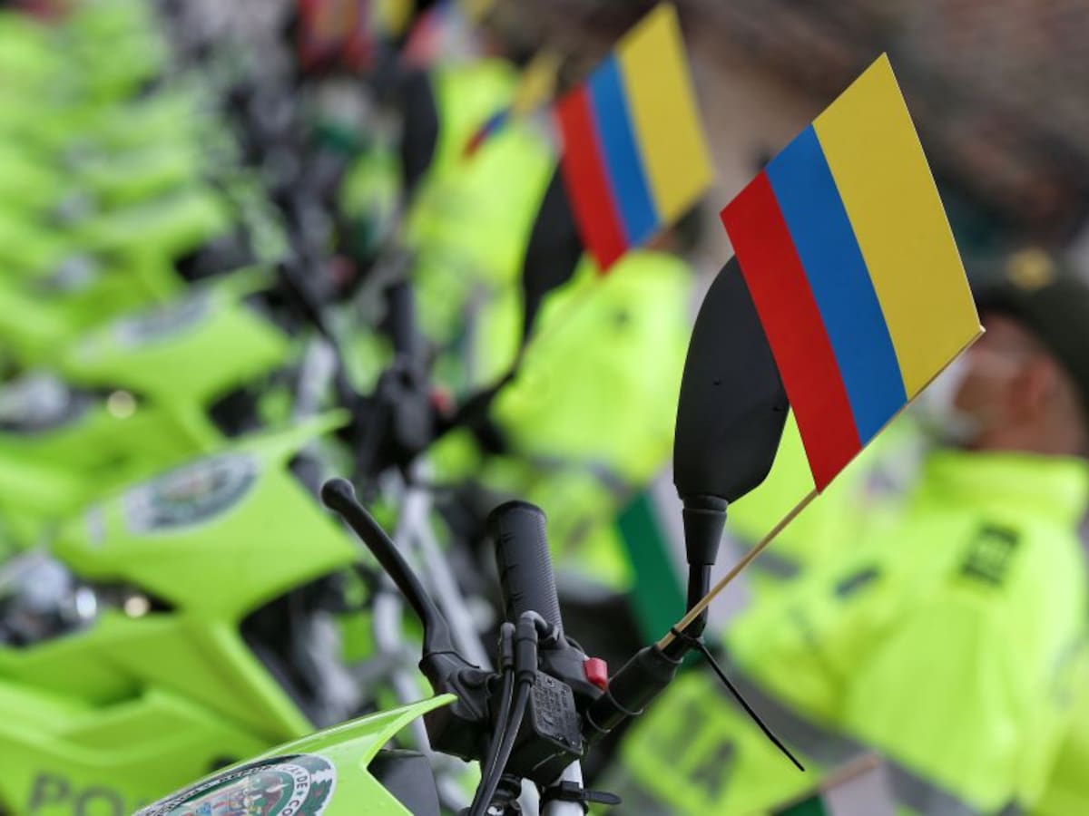 Denuncian que un policía agredió brutalmente a ciudadanos en Bogotá