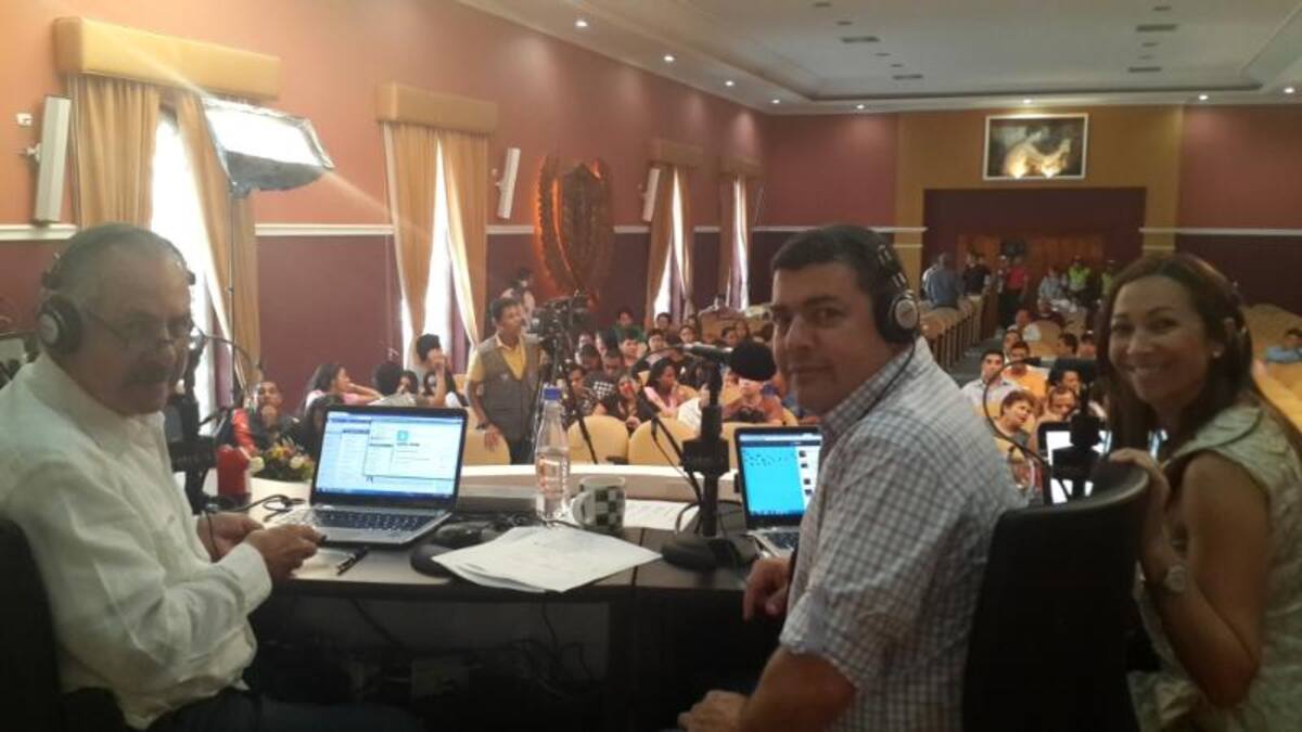 Darío Arizmendi y su equipo desde la heroica, mostrando lo mejor de la ciudad y sus gentes. Foto: Caracol Radio.