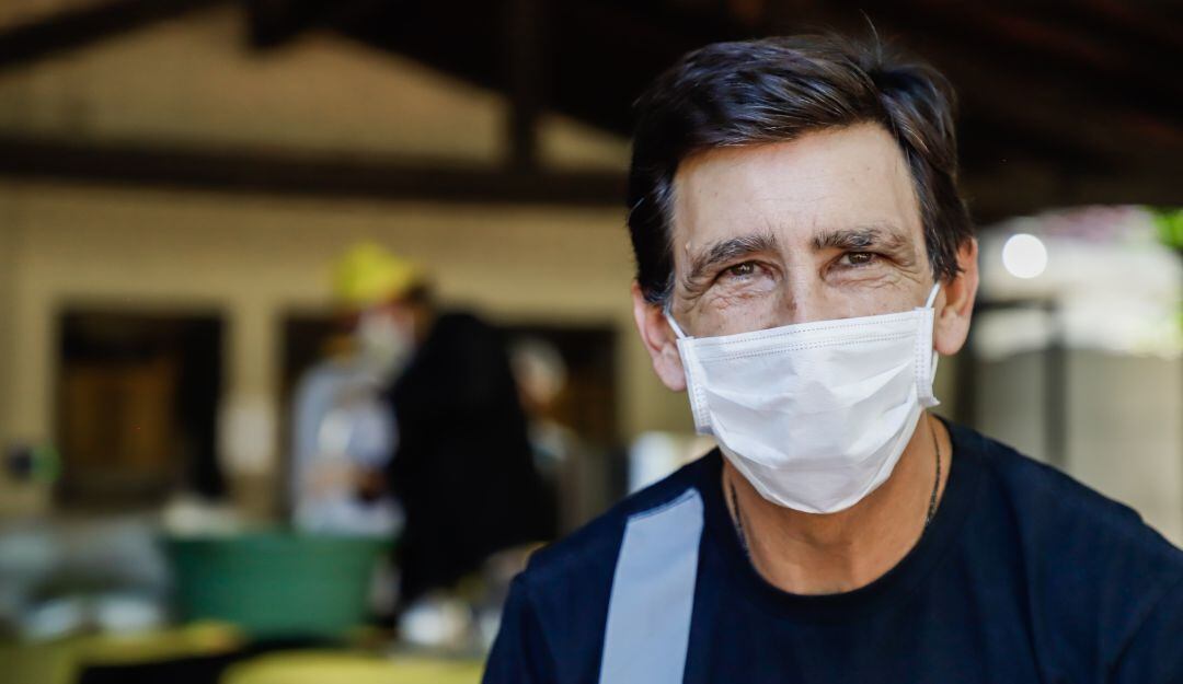 Gustavo Costas durante la repartición de comida en Asunción, Paraguay.