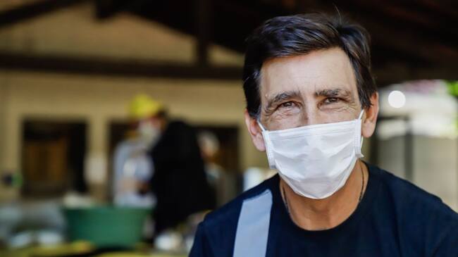 Gustavo Costas durante la repartición de comida en Asunción, Paraguay.