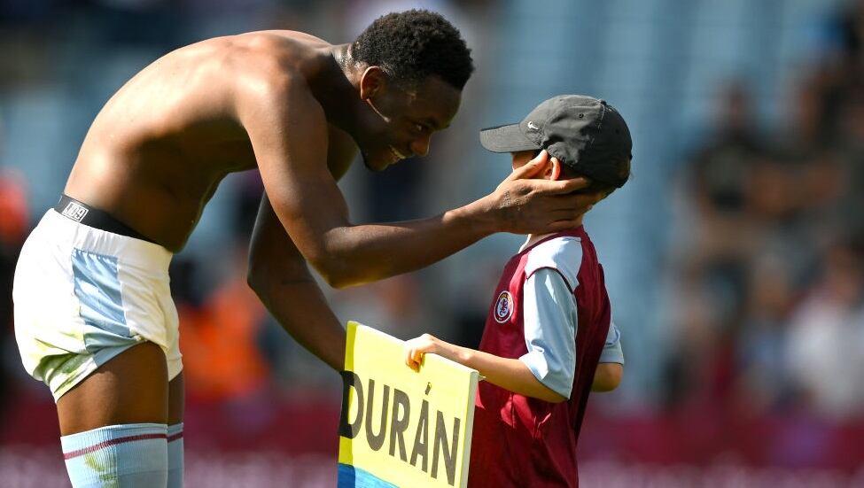 Jhon Jader Durán celebra con un hincha tras marcar gol con Aston Villa (Photo by Clive Mason/Getty Images)