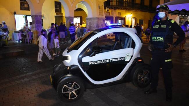 Los policías están en sitios estratégicos con planes operativos, campañas preventivas y charlas educativas