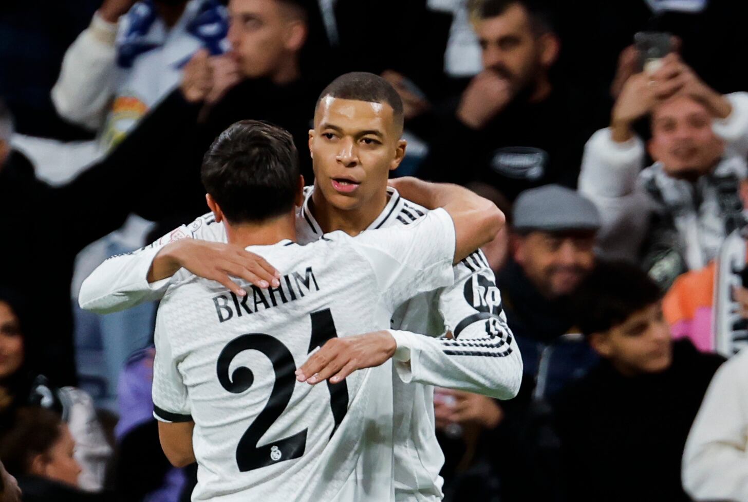 El delantero francés del Real Madrid Kylian Mbappé (d) celebra su gol, primer gol del equipo madrileño, durante el partido de octavos de final de la Copa del Rey que Real Madrid y Celta de Vigo disputan este jueves en el Santiago Bernabéu. EFE/Sergio Pérez