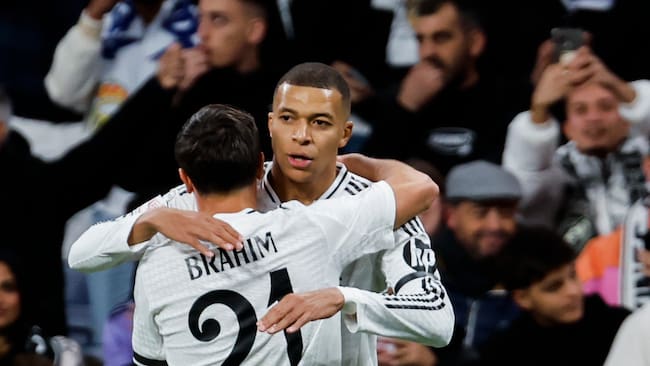 MADRID, 16/01/2025.- El delantero francés del Real Madrid Kylian Mbappé (d) celebra su gol, primer gol del equipo madrileño, durante el partido de octavos de final de la Copa del Rey que Real Madrid y Celta de Vigo disputan este jueves en el Santiago Bernabéu. EFE/Sergio Pérez