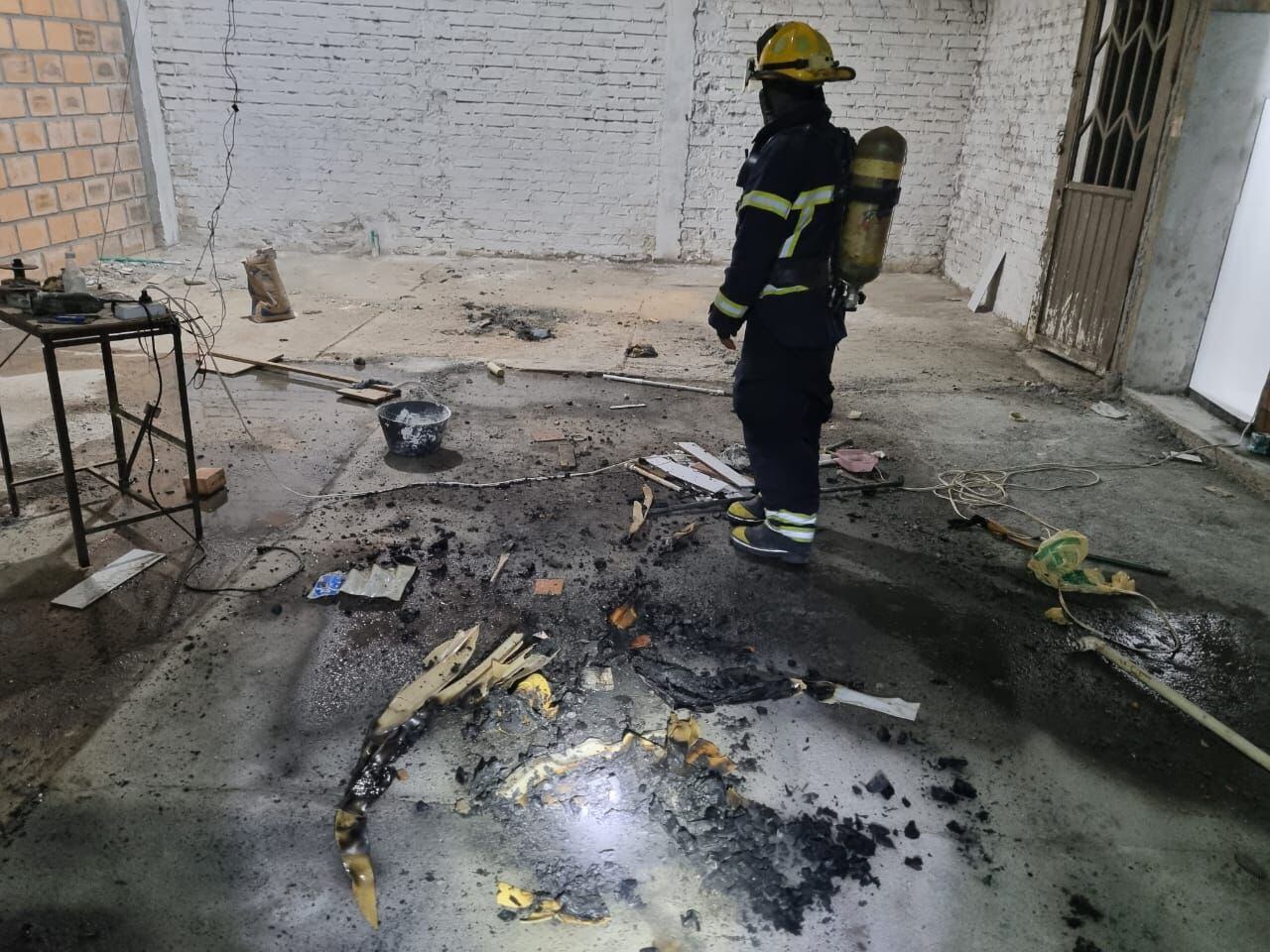 emanación de humo blanco desde el interior de un local comercial cerrado.  Foto Bomberos Voluntarios de Pitalito.