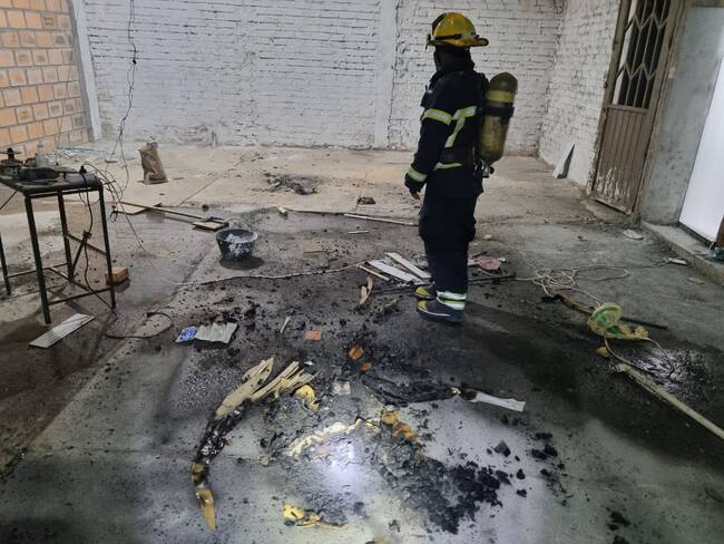 emanación de humo blanco desde el interior de un local comercial cerrado. Foto Bomberos Voluntarios de Pitalito.