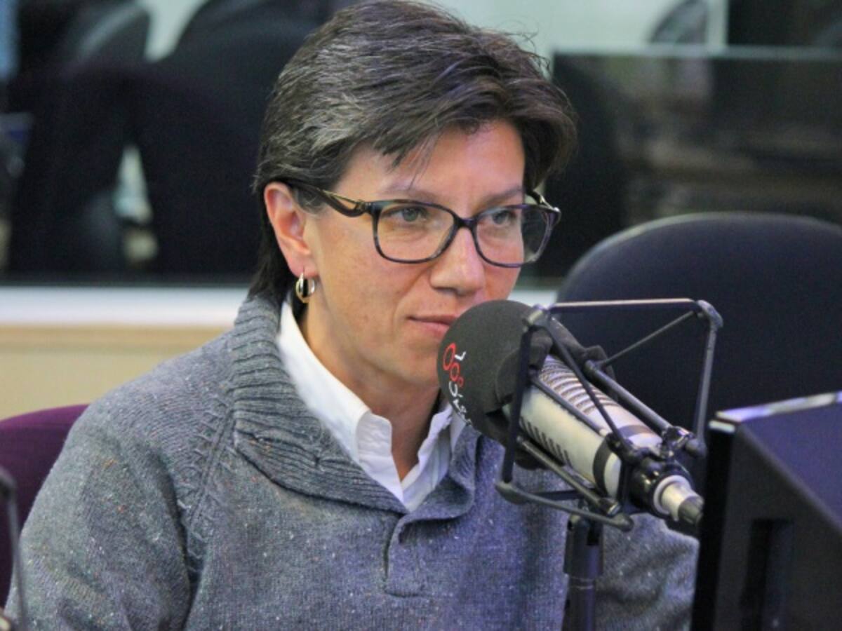 Debe haber una mesa de tres con los del No: Claudia López