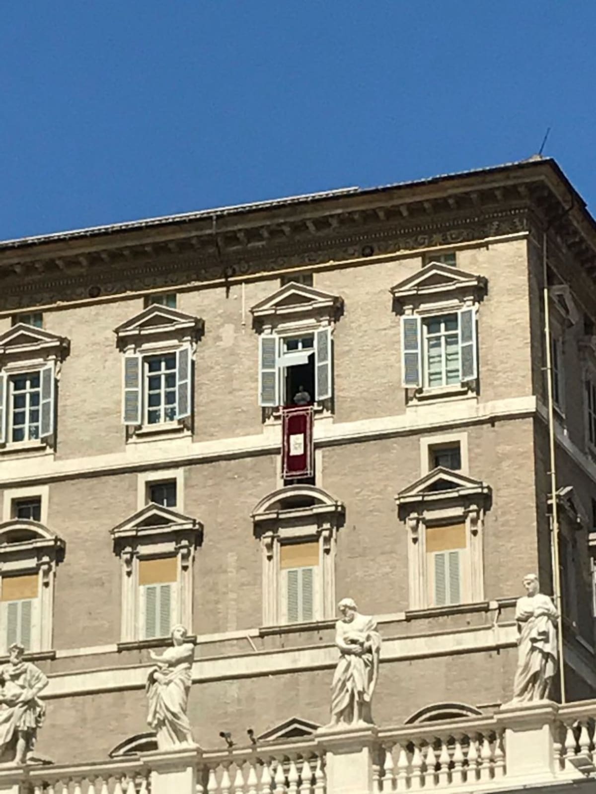 Miles de fieles del mundo en el Vaticano escucharon este domingo su mensaje.
