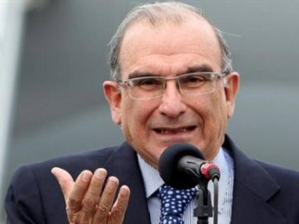 El Estado no estará supeditado a la vigilancia armada de las Farc: De la Calle