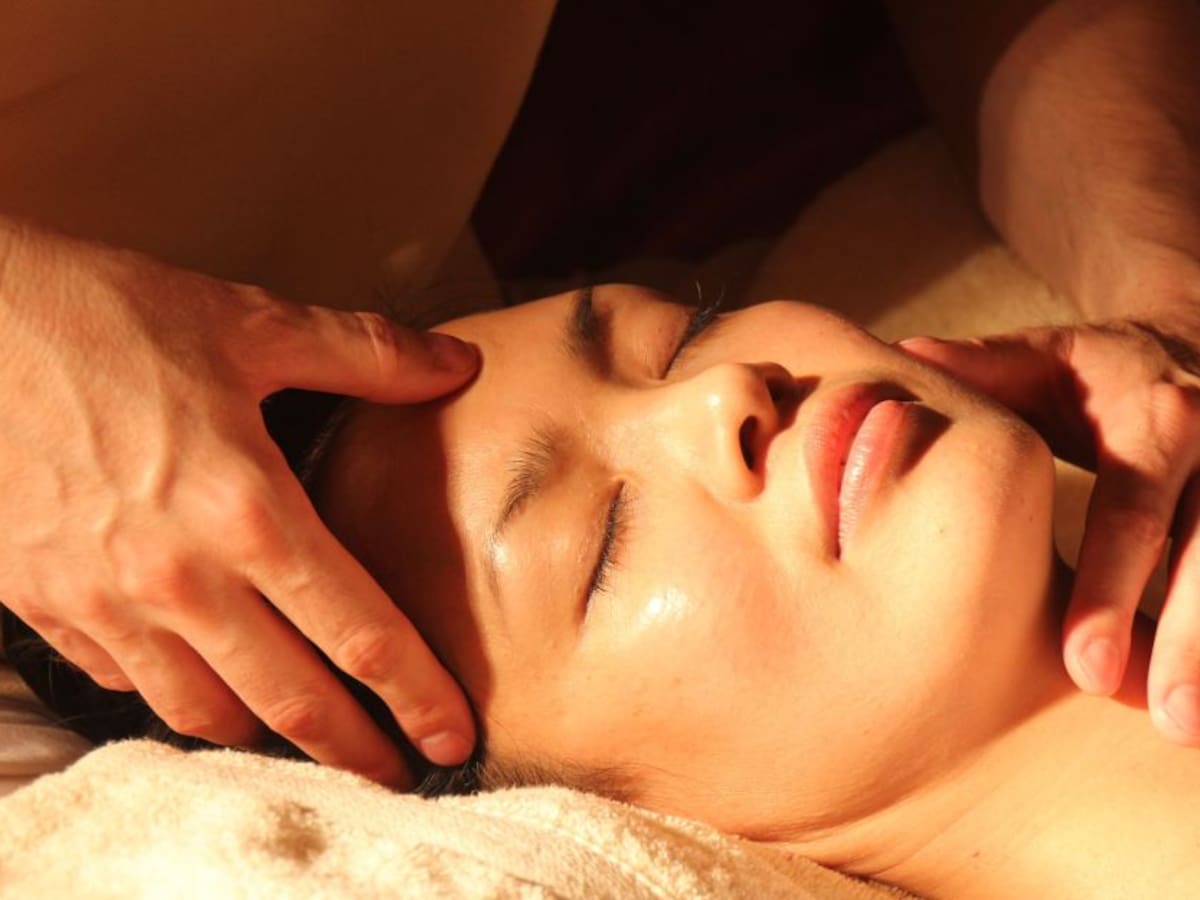 Ejercicios para liberar el estrés facial y lucir una piel más tersa