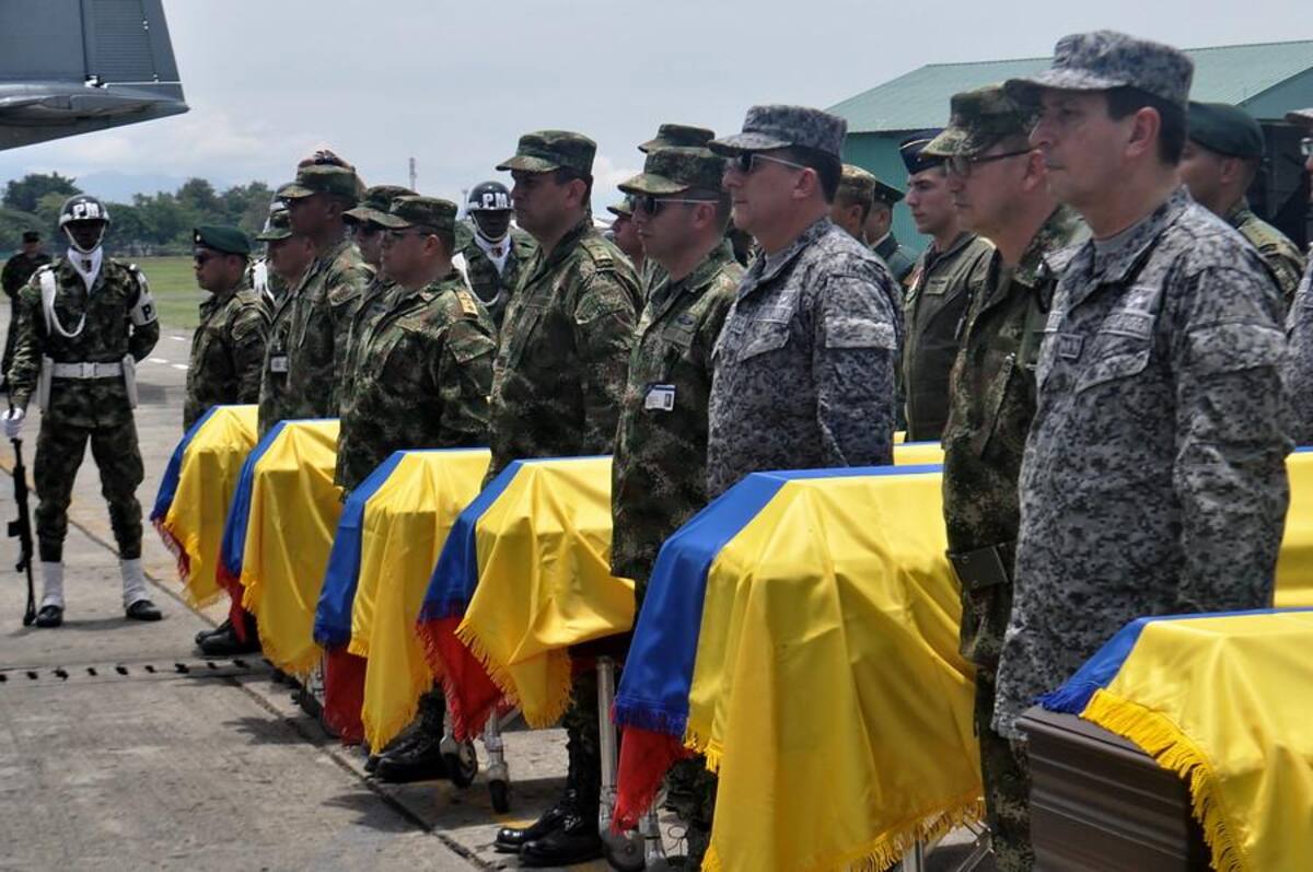 Miembros del Ejército y la Fuerza Aérea despidieron los feretros de los soldados asesinados por las Farc en una emboscada en  Buenos Aires, Cauca.